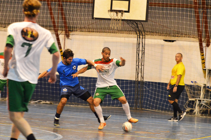 Barsemlona, do jogador Carioca (d), superou a equipe do Posto JC