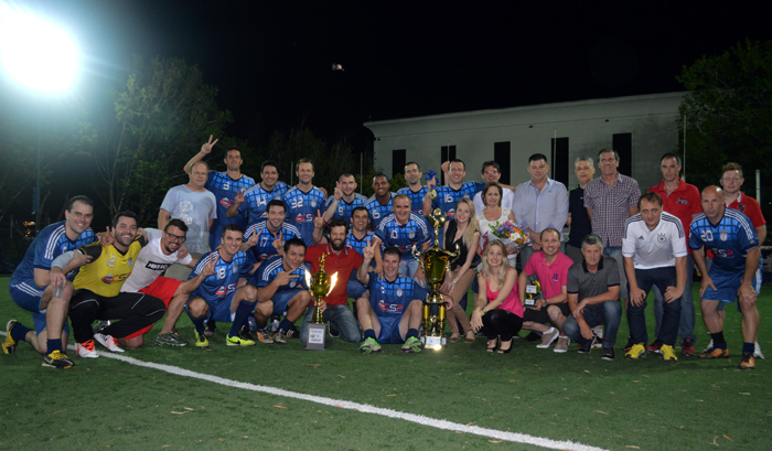 Coroas C posou com a Taça Valdir Luiz Richter, depois da conquista da série ouro da Copa Integração CTC/Sete de Veterano.