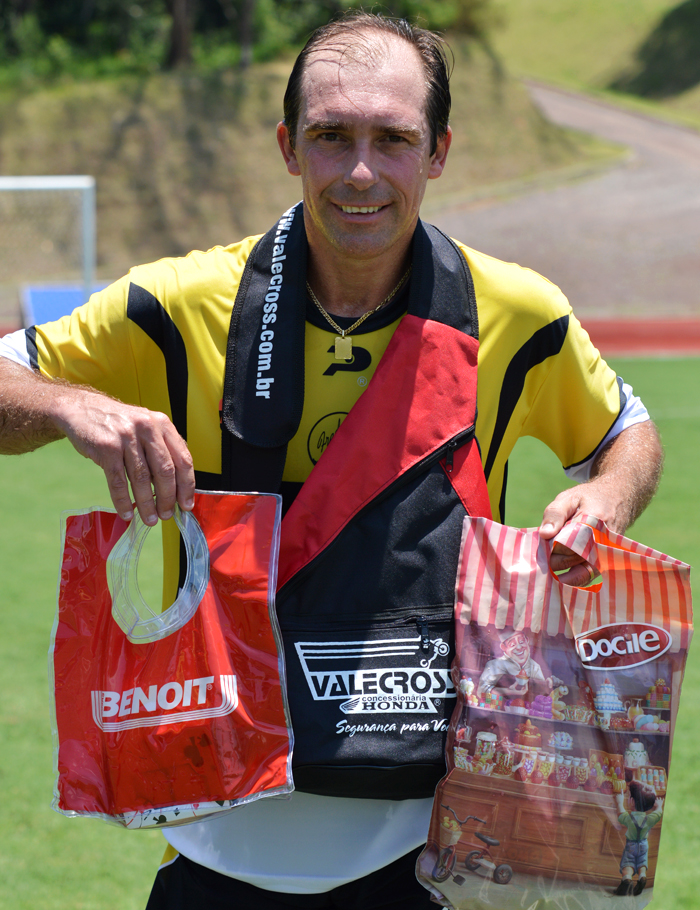 O jogador Paulo César Baier foi escolhido o Craque do Jogo, no evento Craques Solidários, realizado no sábado (10) no Estádio Olímpico da Univates, na partida beneficente, com lucro revertido para a Associação de Pais e Amigos dos Excepcionais de Lajeado (APAE). Baier se destacou entre tantos talentos, marcando gols e distribuindo jogadas no ataque. Pela sua atuação recebeu os brindes da Benoit, Valecross e Docile, na promoção com a Revista encontro com o Esporte e site www.jrgasparotto.com