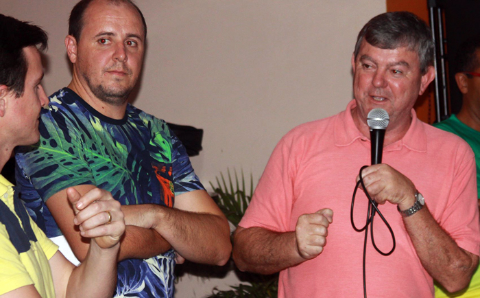 Áurio Scherer (d), prefeito em exercício de arroio do meio, prestigiou a solenidade de lançamento do Campeonato Municipal de Arroio do Meio – 6ª Copa Sicredi. Na foto, acompanhado de Fábio Bruxel, presidente da Lafa.