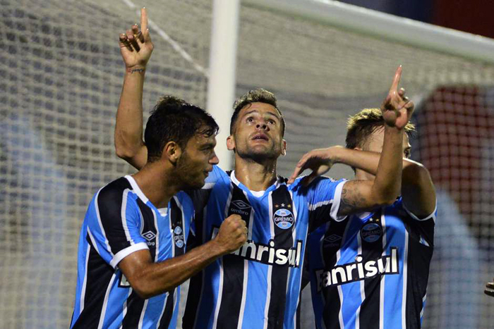 Bobô (c) anotou o segundo gol do grêmio na vitória diante do Cruzeiro-PoA. Foto: Edu Andrade/Fato Press/Gazeta Press. 