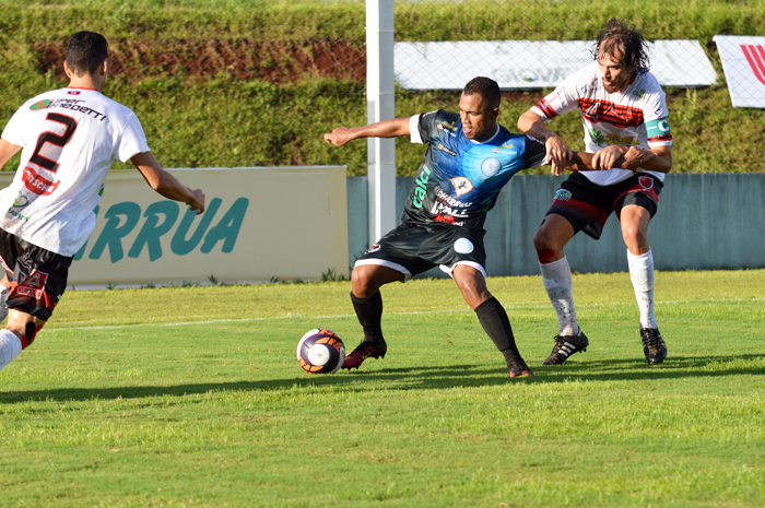 O jogador Cidinho (c) do Lajeadense teve uma atuação elogiada pela torcida, no duelo contra o Tupi de Crissiumal