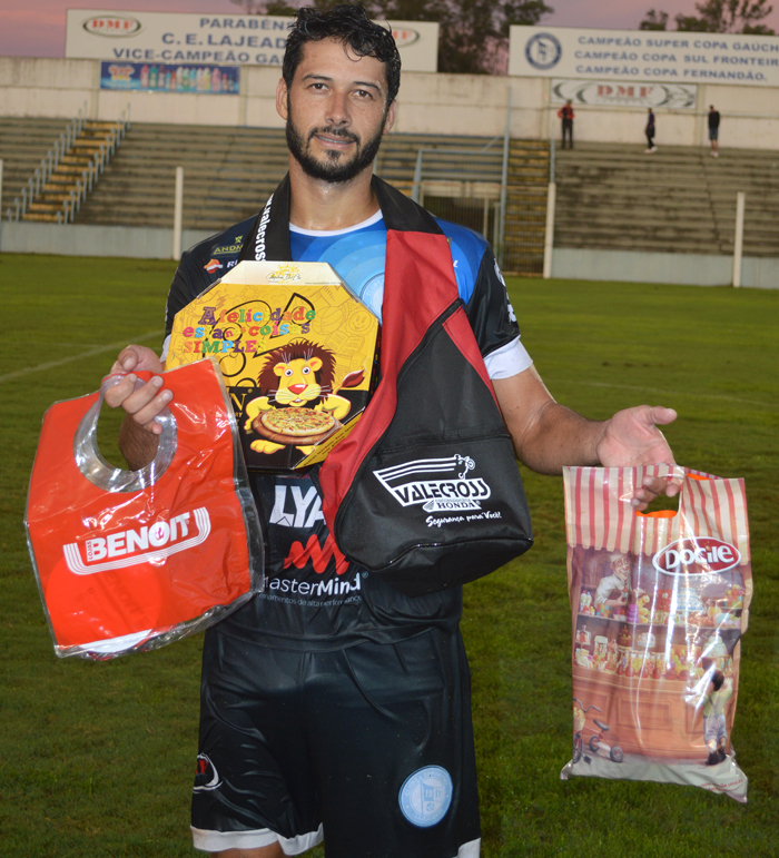 O jogador Flávio Torres, do Clube Esportivo Lajeadense, foi escolhido o Craque do Jogo, no duelo contra a equipe do Tupi, no domingo (12), às 17h, no Estádio Alviazul, em partida válida pela 2ª rodada da Divisão de Acesso. A “fera” anotou três gols e garantiu o seu time entre os quatro primeiros colocados do Grupo B. Pela sua atuação, recebeu os brindes da Valecross, Pizzaria Chef Leon, Docile e Benoit, na promoção com a Revista Encontro com o Esporte e site www.jrgasparotto.com