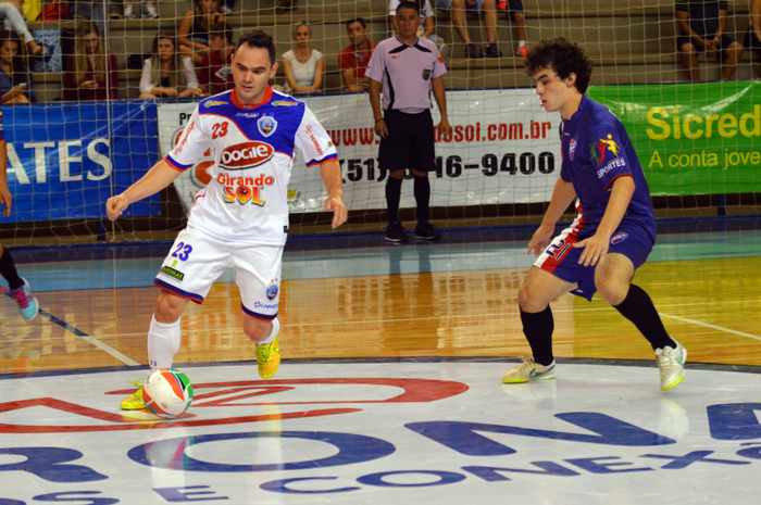 Gessé (e), da Alaf, marcou o gol da virada, enquanto que Bruninho (d), abriu o placar para a AGF. Foto: José Roberto Gasparotto. 