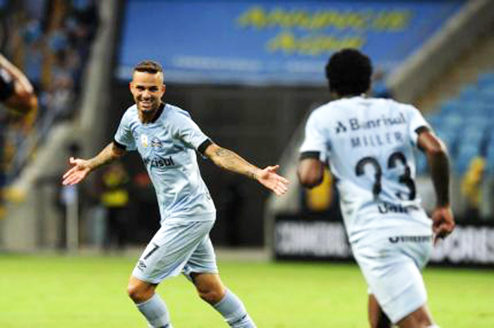 Luan foi o destaque do grêmio, marcando dois gols diante do Iquique 