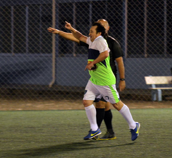 Rosalvo Kempfer, do Renegados FC/Ótica Brasil, marcou o gol de seu time diante do Tabajara/CBM, e correu para o abraço. 