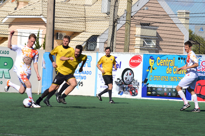 Schimia (e), do Futebolzinho, no duelo diante do Dinamite FC.