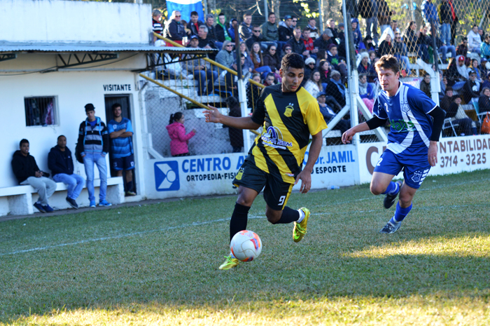 Tiaguinho Nyland (e), do Carneiros, no duelo contra Rodrigo Johann, o “Padre”, do Campestre.