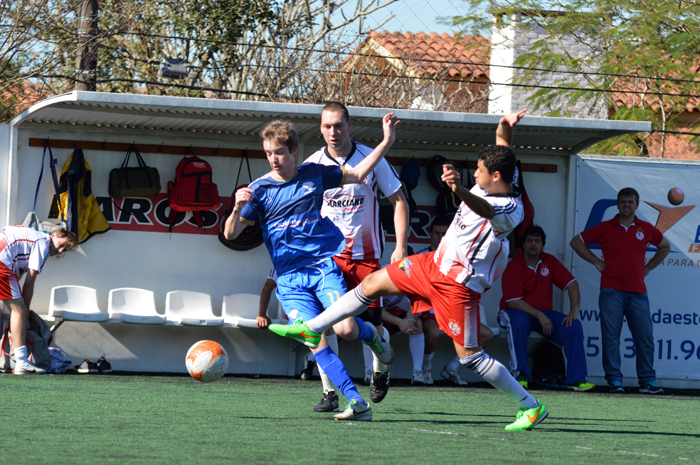 Bruno Schneider (e), do Mercenários FC, no duelo contra Dioguinho Silva e Vini Gohl, do Alcatraz/Marciano Multimarcas.