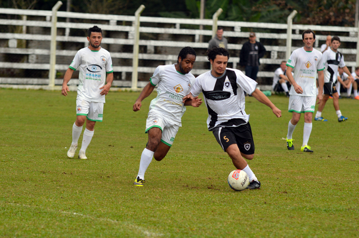 Pedrinho (e), do São Cri, no duelo contra Cachopa, do Botafogo de Roca Sales. 