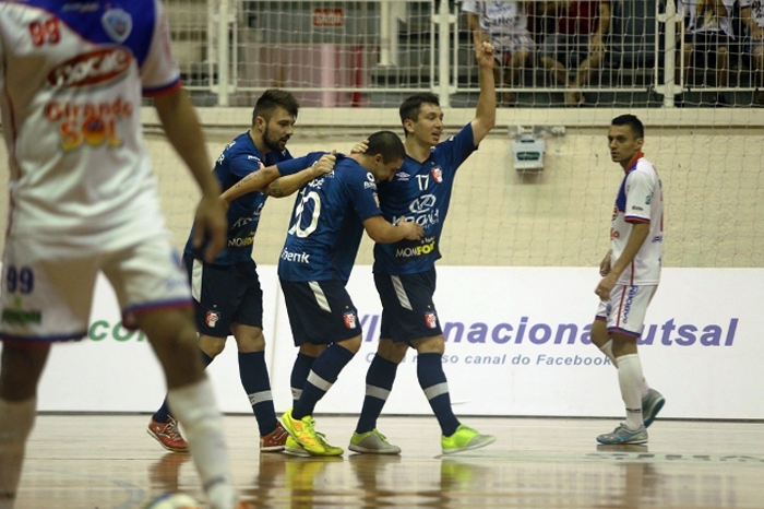 Jogador Mithyuê (d) do Krona futsal foi o nome do jogo, na vitória de seu time, no jogo que tirou a Alaf fora da Liga Nacional de Futsal. Foto: Krona Futsal/Divulgação. 