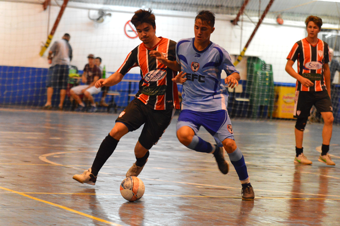 Mateus Ely (e), do Mercado 2 Guris/Estudiantes, marcou um dos gols de seu time diante do ONG Cidadã/Asas Futsal.