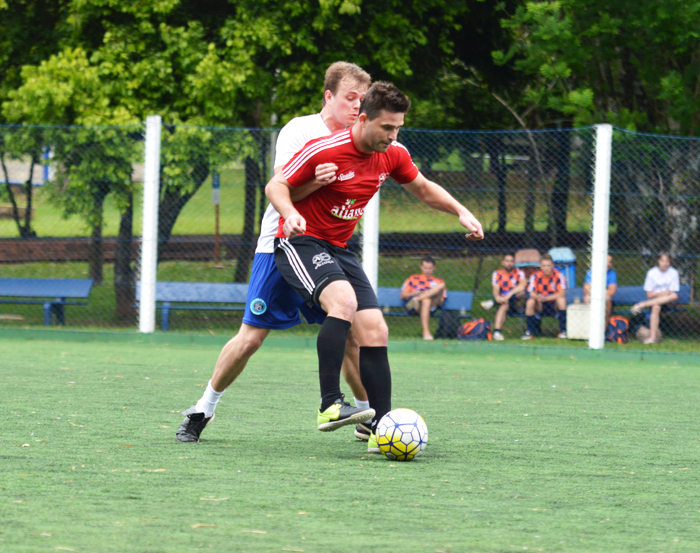 Marcus Vinicius Konzen (d), do Aliança/Spalim/Metalúrgica Hassmann, marcou dois gols na vitória diante do EPTG/Tintas Nobre. Resultado garantiu seu time na final da Série Prata, da Primeira Divisão.