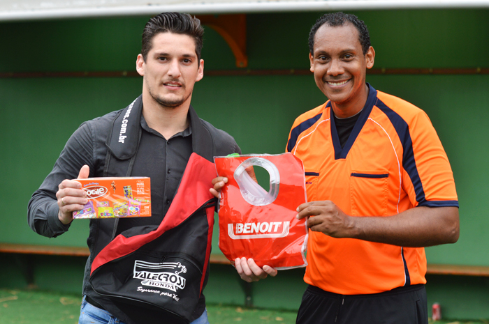 O jogador Alex Espíndola, do Donos da Bola/Tombado, foi escolhido o Craque do Jogo, no duelo contra a equipe do Tocafogo, no feriado do Dia da Criança (12), no interno de minifutebol do Clube Tiro e Caça – Copa CTC/Espaço3 Arquitetura. A “fera” marcou dois gols e foi peça fundamental na classificação de seu time na final da Série Prata, da Primeira Divisão. Pela sua atuação, recebeu das mãos do árbitro Márcio Chagas da Silva, os brindes da Docile, Valecross e Benoit, na promoção com a Revista Encontro com o Esporte e site www.jrgasparotto.com