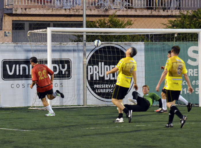 Everton Corbellini (e) está anotando o terceiro gol do No Migué diante do Magic Clube.