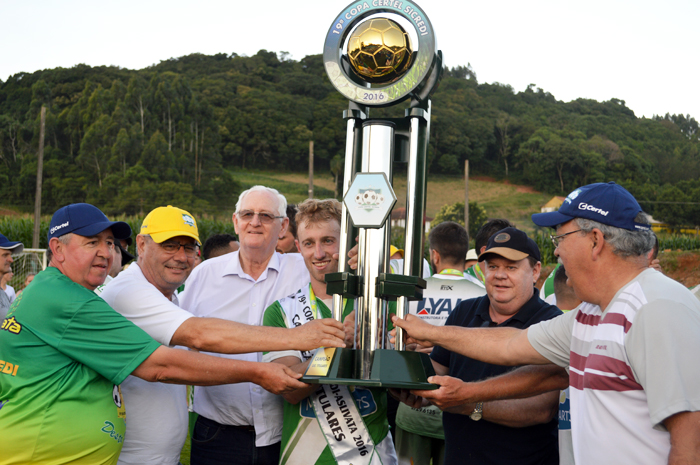 Joãozinho, capitão do Juventude de Westfália, recebeu o troféu de campeão dos titulares do Regional Certel Sicredi 2016