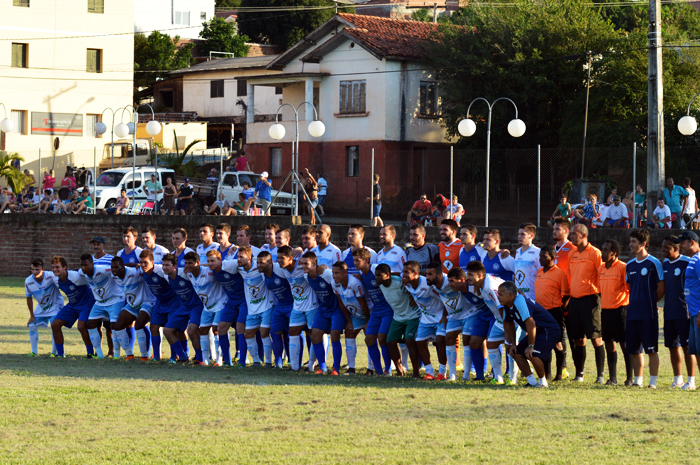 Equipes do Lajeadense e 25 de Julho posaram para posteridade, antes da bola rolar. 