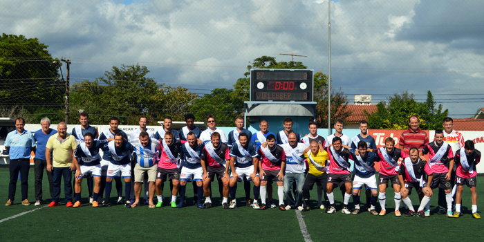 No duelo de entrega de faixas, o Viracopos/Lebber, campeão da elite em 2015; venceu o R7, campeão da Segundona no mesmo ano. Antes do jogo os campeões posaram para posteridade. Foto: José Roberto Gasparotto. 