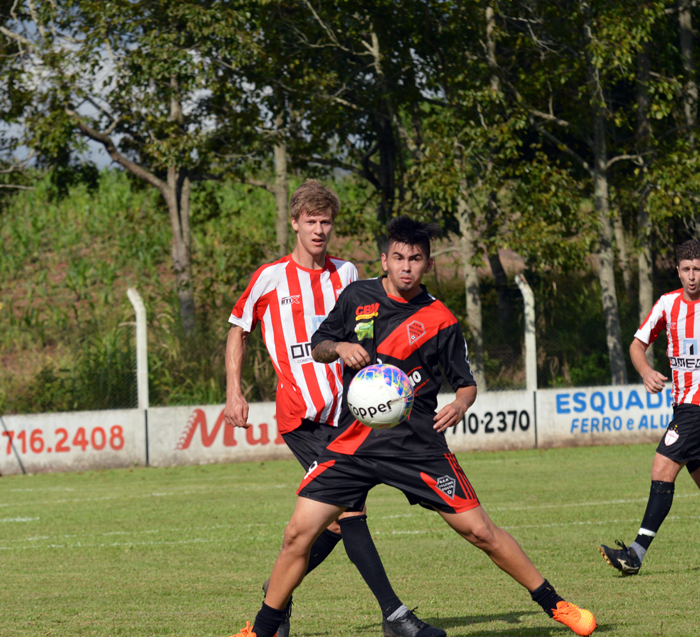 Gui, do Estudiantes, no duelo contra Japa, do Delfino Costa.