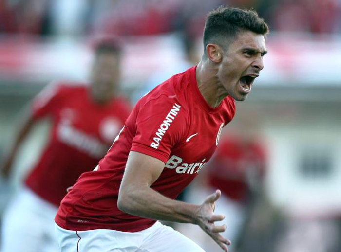 Alex foi o homem do jogo, marcando dois gols diante do Tricolor Gaúcho. Foto:Jefferson Botega/Agência RBS. 