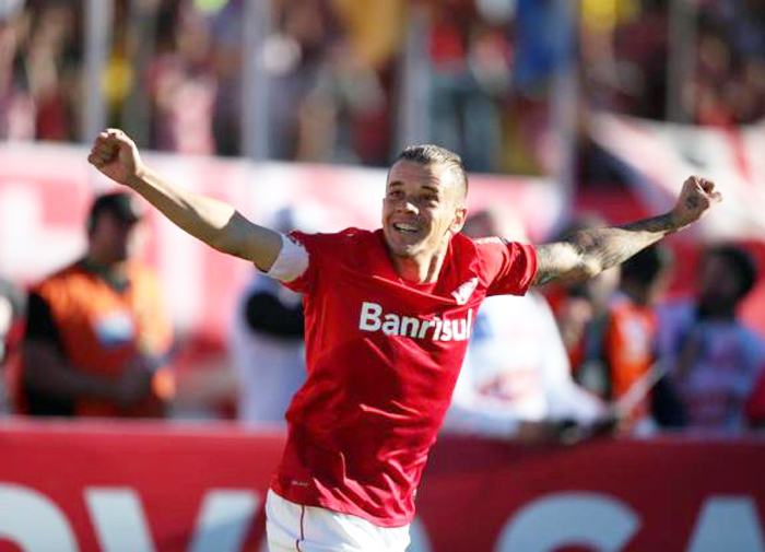 Capitão D'Alessandro abriu o caminho da goleada diante do Grêmio. Foto: Mauro Vieira/Agência RBS. 