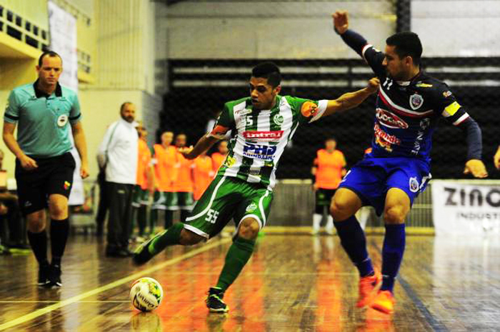 Beiço (e), marcou um dos gols da partida no Ginásio Enxutão. Foto: Porthus Junior/Agência RBS.  