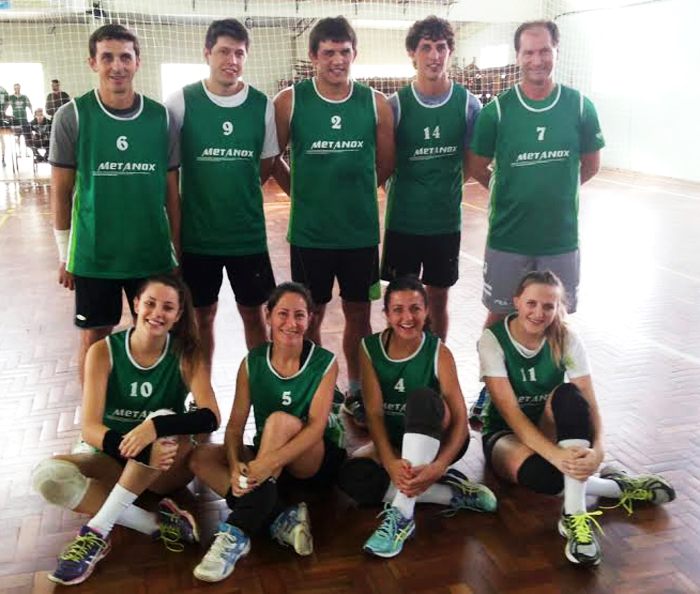 Equipe de Linha Lenz é finalista no vôlei misto. Venceu o jogo de ida. No sábado (18) decide o título.