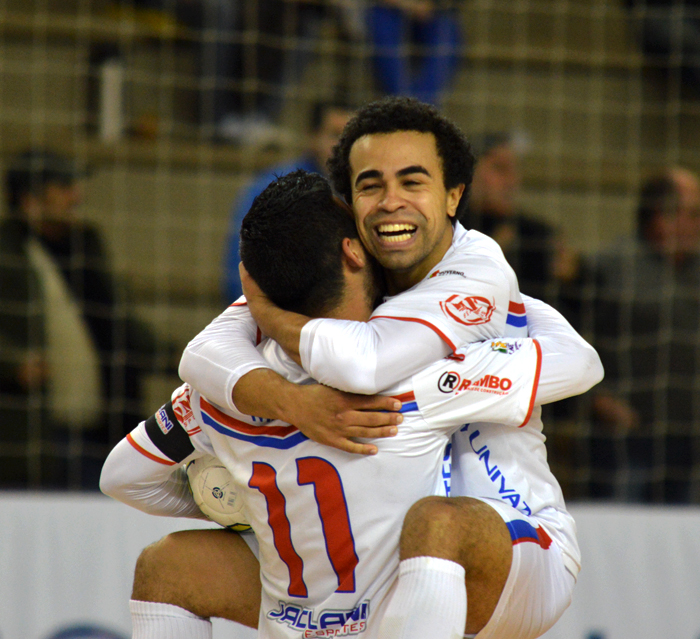 Adriano marcou o gol de empate contra a ACBF, mas o time laranja marcou mais um e saiu de quadra com a vitória, em partida válida pelo Estadual Série Ouro de Futsal. Foto: José Roberto Gasparotto. 