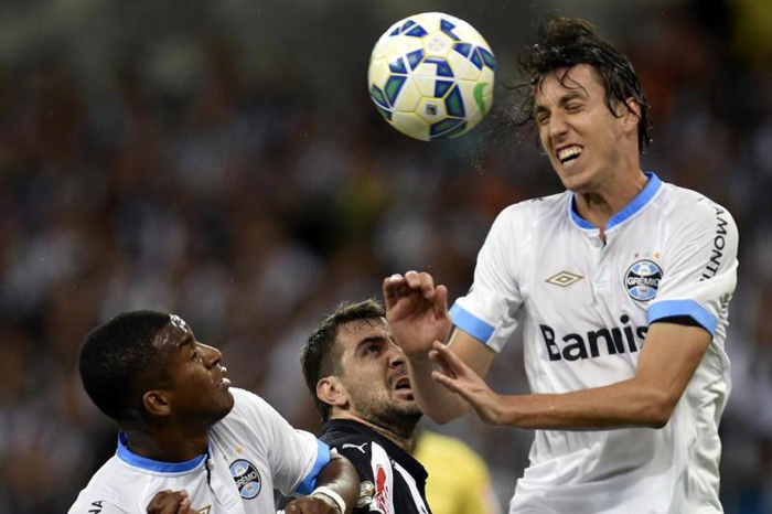 Dupla de zaga do grêmio formada por Geromel e Erazo estiveram em noite inspirada contra o Galo Mineiro. Foto: Douglas Magno/Divulgação. 