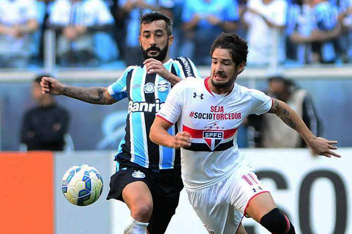 No duelo entre Alexandre Pato e Douglas, quem levou a melhor foi o atacante do São Paulo que marcou um dos gols da vitória de seu time. Foto|: Gazeta Press. 