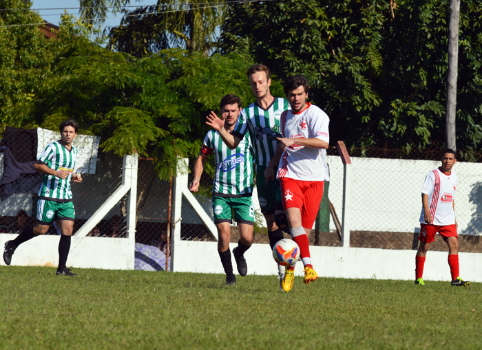 Lucas Jungkenn (d), do Rui Barbosa, no duelo contra Mano Modelo, do Amigos Arroio do Meio.