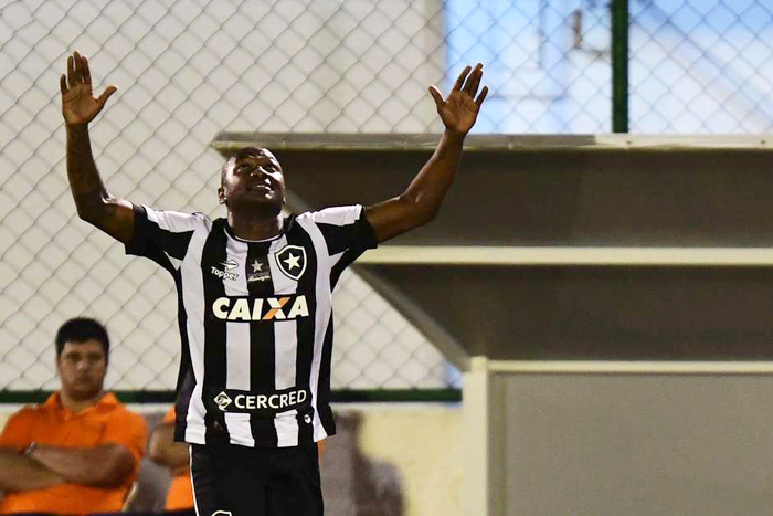 Sassá marcou o gol da vitória do Botafogo diante do Inter. Foto: Marcelo Dias/Futura Press. 