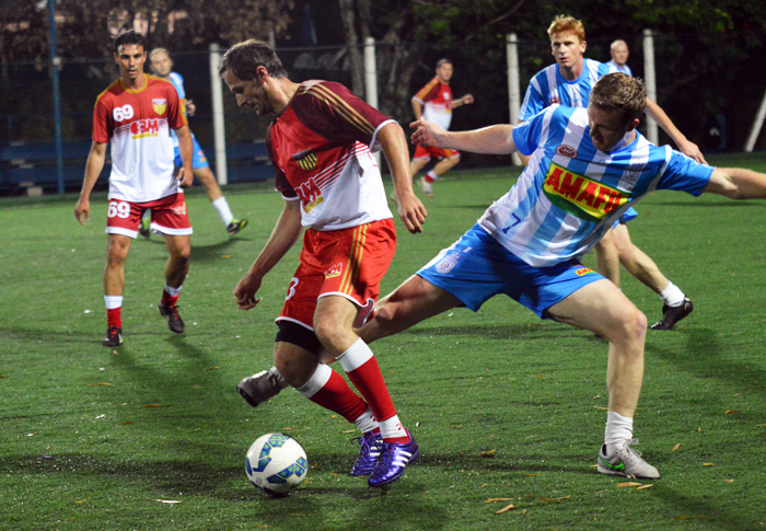 Márcio Stürm (e), do Tabajara/CBM, no duelo contra Evandro Barbian (d), do Coroas Mirim D.