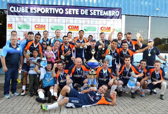 Equipe do Galera/Móveis Zagonel posou com o troféu e medalhas de campeão da Série Ouro, na Primeira Divisão