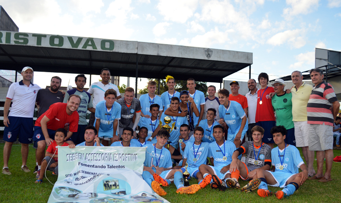 Clube Esportivo Lajeadense posou com o troféu de campeão da I Copa dos Vales de Futebol Juvenil.