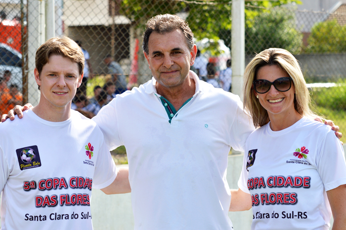 Secretário de Educação, Cultura, Desporto, Turismo e Juventude, Mauro Antônio Heinen; prefeito Paulo Kohlrausch e Cátia Kolling, coordenadora de esportes de Santa Clara do Sul, durante as solenidades de abertura da 5ª Copa Cidade das Flores