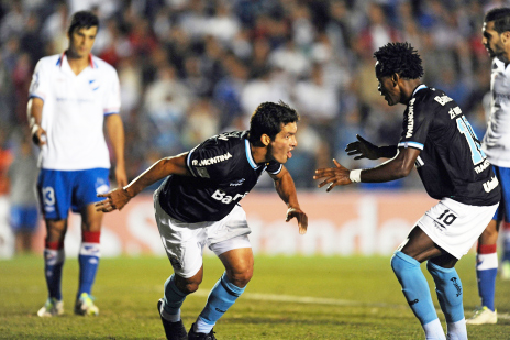 Riveros aproveitou cruzamento de Ramiro e cabeceou para o fundo da rede. Foto: Miguel Rojo/AFP. 