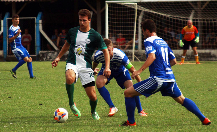 Diego Marder (e), do Amigos, no duelo contra o União. Foto: Elton de Andrade - Jornal O Informativo do Vale.