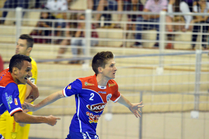 Tininho (d) entrou para a história da Alaf, como o jogador que marcou o primeiro gol do time lajeadense na Liga Nacional de Futsal. 