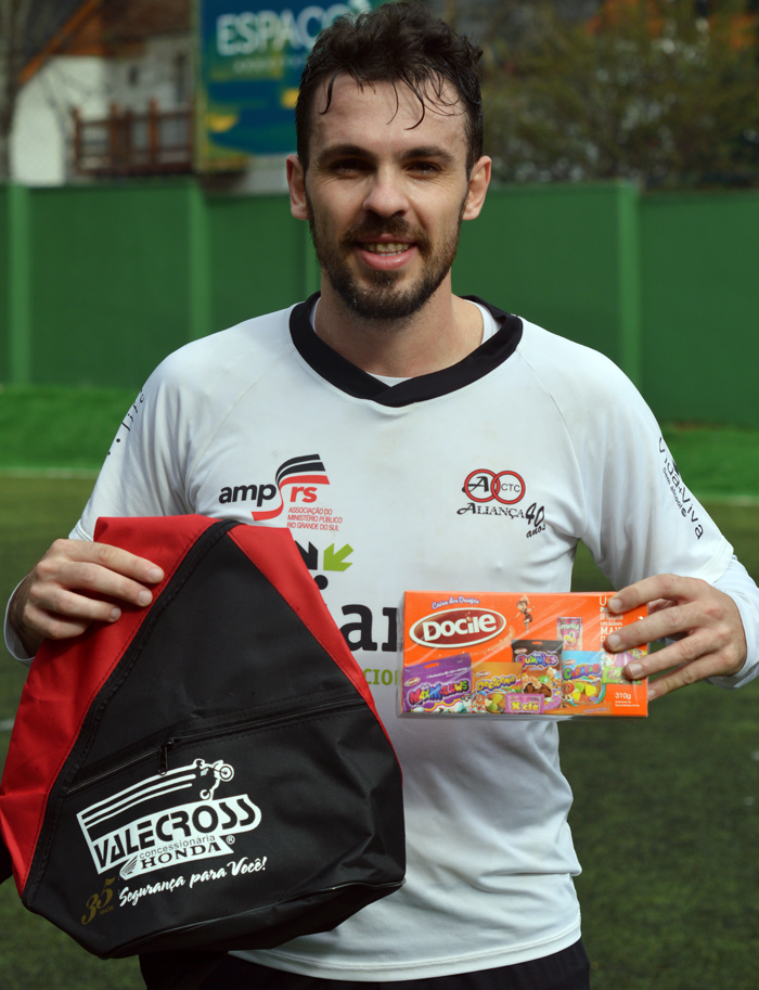 Felipe Spellmeier, do Aliança/AMP-RS, marcou três gols diante do Tocafogo, no interno de minifutebol do Clube Tiro e Caça – Copa CTC/Espaço3 Arquitetura, na Segunda Divisão. Pela sua atuação foi escolhido craque do jogo, e levou os brindes da Docile e Valecross, na promoção com o site www.jrgasparotto.com