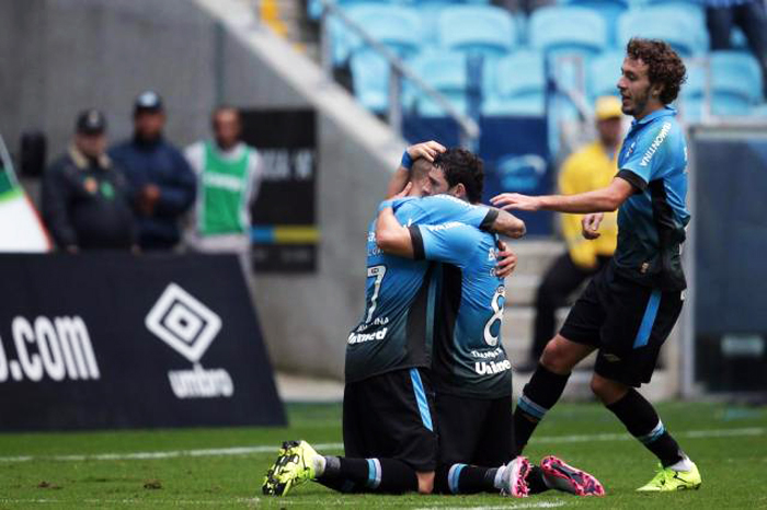 Giuliano abriu o placar para o Grêmio no duelo contra o Atlético-PR. Depois foi substituído com suspeita de lesão muscular. Foto: Diego Vara/Agência RBS. 