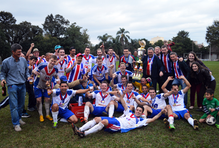 Equipe do Sete de Setembro de São Caetano com o troféu de campeão do Municipal de Arroio do Meio. Foto: José Roberto Gasparotto. 