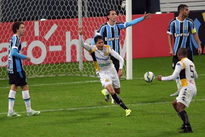 Criciúma surpreendeu o Grêmio na Arena, decretando a primeira derrota de Roger diante do seu torcedor. Foto: Diego Vara/Agência RBS. 