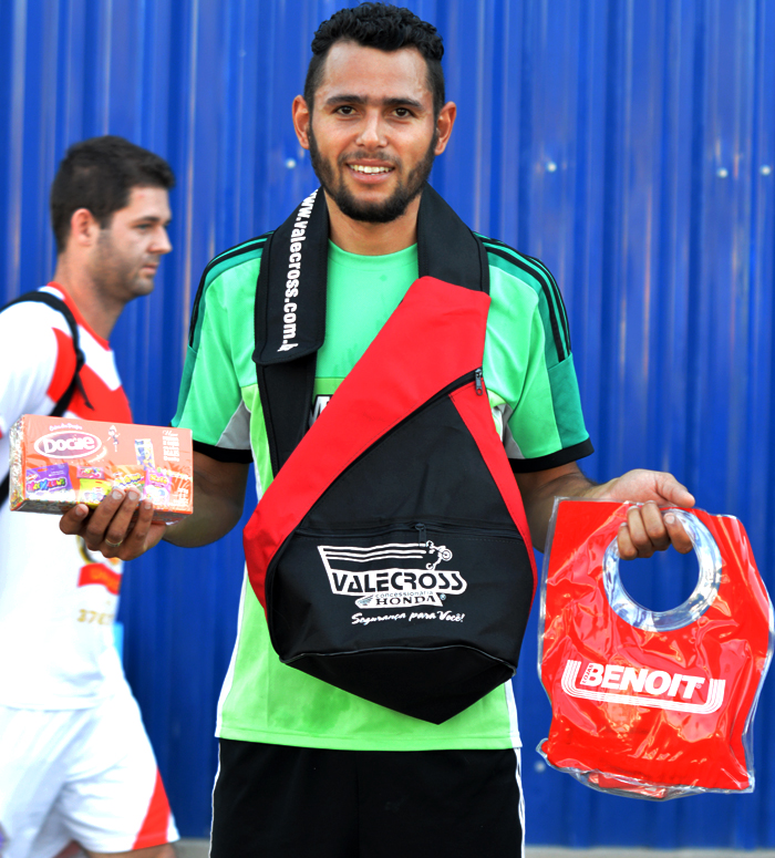 O jogador Robson Paim da Silva, do Arranca Toco/Água Mineral do Campo, foi escolhido o Craque do Jogo, no sábado (13), na 1ª rodada, da 2ª fase, do interno de minifutebol do Clube Esportivo Sete de Setembro – Copa Sete/STR/CBM, no duelo contra a equipe do Kamikazi FC, da Segunda Divisão. A “fera” marcou dois gols, deu assistência para seus companheiros de time, ajudou no sistema defensivo e exigiu grandes defesas do goleiro adversário. Pela sua atuação, levou os brindes da Benoit, Docile e Valecross, na promoção com a Revista Encontro com o Esporte e site www.jrgasparotto.com