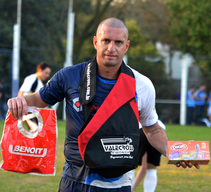 O jogador Fábio Rochemback, do Coroas Mirim D/Imojel foi escolhido o Craque do Jogo, no duelo contra a equipe do Dream Team, no sábado (13), pela segunda rodada, da 2ª fase do interno de minifutebol do Clube Tiro e Caça – Copa CTC/Espaço3 Arquitetura. Rochemback serviu de garçom para o gol da vitória de seu time, foi importante na articulação das jogadas de ataque, orientou seus companheiros no sistema defensivo e mostrou que está em grande forma física, atuando nos 50 minutos de jogo. Pela sua atuação, recebeu os brindes da Docile, Valecross e Benoit, na promoção da Revista Encontro com o Esporte e site www.jrgasparotto.com 