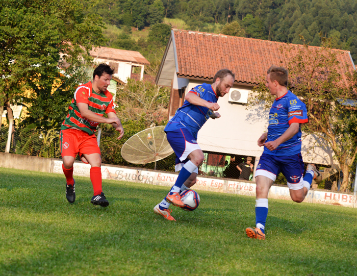 Sotili (c), do Aimoré, marcou o gol de seu time no duelo contra a equipe do Riograndense de Imigrante.