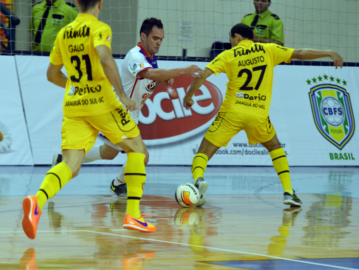 Augusto (d), no duelo contra Gessé, abriu o placar a favor do Jaraguá Futsal. 