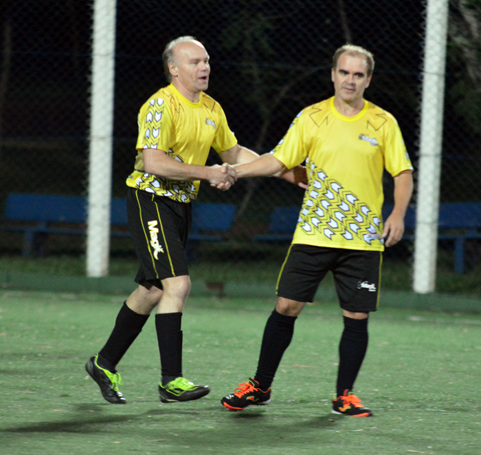 Ênio Meneghini (e), do Magic Clube, recebendo um aperto de mão de Serginho, pelo gol diante do Galera.