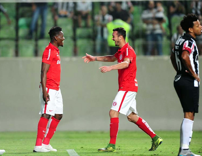 Réver vai abraçar Paulão, que marcou de cabeça o gol do Inter contra o Atlético Mineiro. Foto: Ricardo Duarte/Divulgação. 