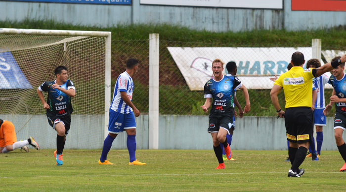 Alisson corre para o abraço, depois de abrir o placar diante do Cruzeiro-PoA